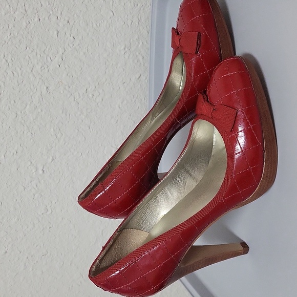 Nine West 4 1/2 inch Sexy Red Heel - Picture 3 of 6